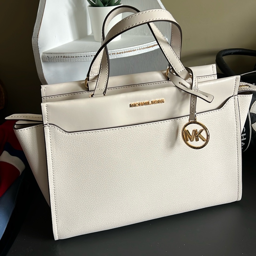 NEW WITH TAGS! Michael Kors GRAHAM Medium Satchel Crossbody 🌸
